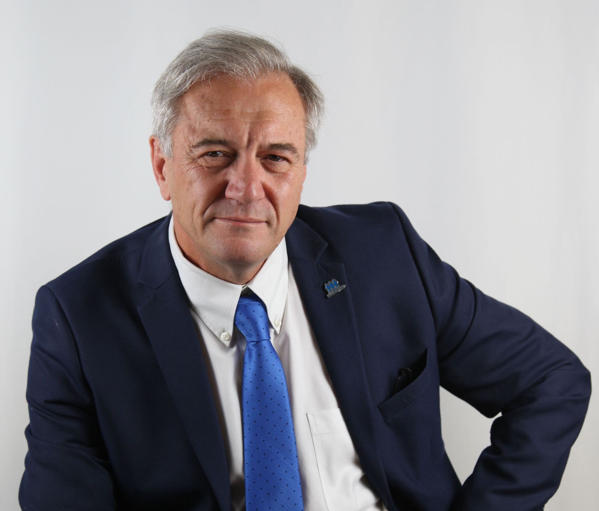 A man in a suit and tie posing for a photo.